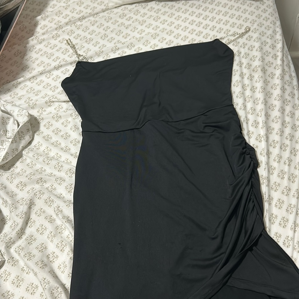 I’m selling a mini dress. It is black and mini